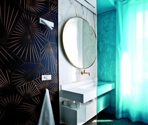 Deluxe Suite | Bathroom | Shower, rainfall showerhead, hair dryer, bathrobes