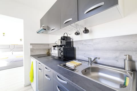 Studio, 1 Bedroom (Appartement 2A) | Private kitchen | Mini-fridge, microwave, stovetop, electric kettle