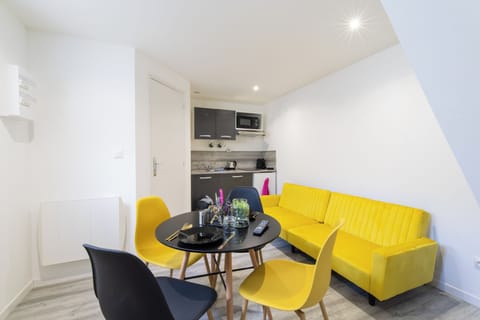 Duplex (Appartement 4A Duplex Confort) | Living area | 32-inch Smart TV with digital channels