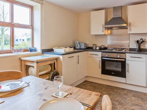 Cottage | Private kitchen | Fridge, dishwasher, electric kettle, toaster