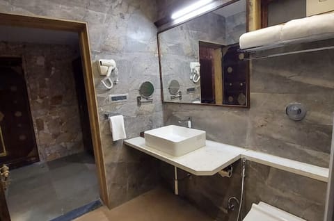 Classic Double Room | Bathroom | Shower, rainfall showerhead, free toiletries, hair dryer