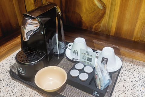 Manu Deluxe Room Ocean View | Coffee and/or coffee maker