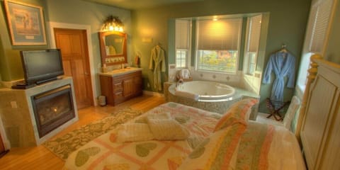 Deluxe Room, 1 King Bed, Jetted Tub | Water view
