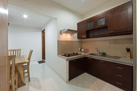 Design Studio Suite, 1 Bedroom | Private kitchen | Fridge, electric kettle, cookware/dishes/utensils