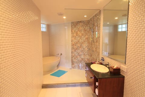 Honeymoon Suite, 1 Bedroom | Bathroom | Free toiletries, hair dryer, bathrobes, slippers