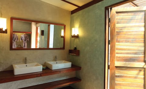 Beach Front  Villa | Bathroom | Shower, rainfall showerhead, free toiletries, hair dryer