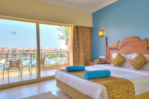 Standard Room, Pool View | Minibar, in-room safe, blackout drapes, soundproofing