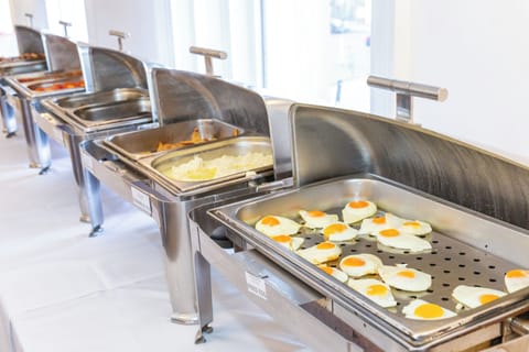 Daily full breakfast (GBP 14.50 per person)