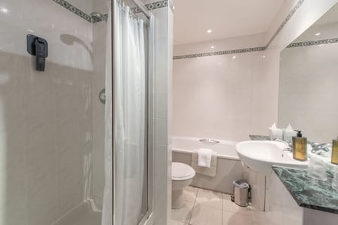 Combined shower/tub, free toiletries, hair dryer, towels