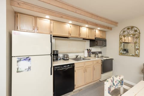 Condo, 3 Bedrooms | Private kitchen | Oven, coffee/tea maker, toaster