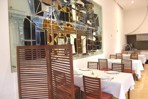 Breakfast, lunch, dinner served; international cuisine