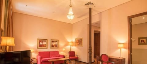 Collection Suíte Junior | Minibar, in-room safe, individually decorated, desk