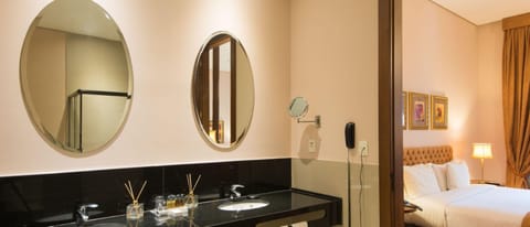 Collection Suíte Junior | Bathroom | Shower, free toiletries, hair dryer, towels