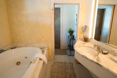 Thayer House, Room 202, Two Double beds, Jetted tub | Bathroom | Free toiletries, hair dryer, towels