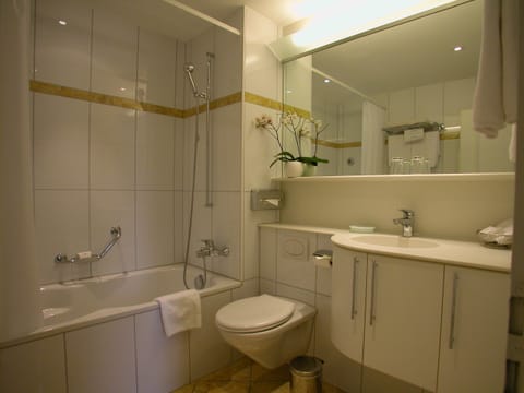 Superior Double Room | Bathroom | Hair dryer, towels