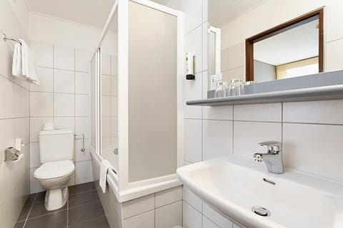 Economy Double Room | Bathroom | Shower, hair dryer, towels