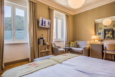 Premium bedding, down comforters, minibar, in-room safe