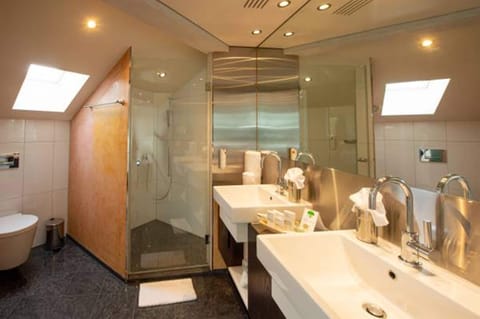 Tower Suite with City View | Bathroom | Eco-friendly toiletries, hair dryer, towels