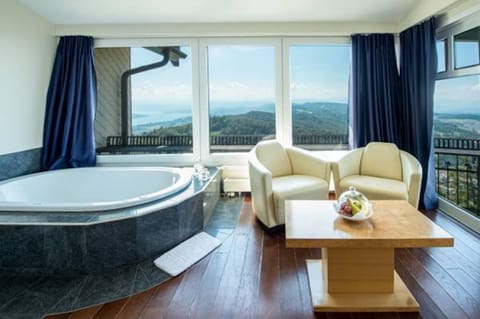 Residence Suite with Valley View | Bathroom | Eco-friendly toiletries, hair dryer, towels