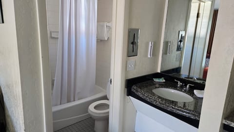 Combined shower/tub, free toiletries, hair dryer, towels