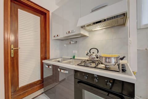 Family Apartment, 1 Bedroom (Vicolo 42-private Terrace-200m Lake) | Private kitchen | Fridge, microwave, oven, stovetop