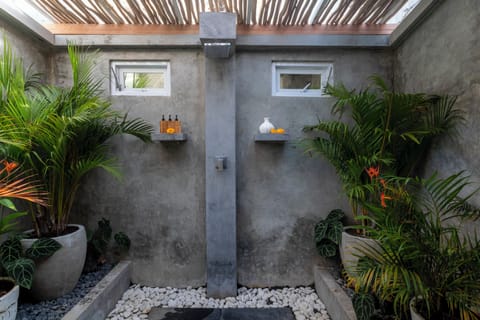 Luxury Villa | Bathroom | Rainfall showerhead, hair dryer, towels