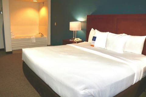 Suite, 1 King Bed, Non Smoking, Hot Tub (2 Person Hot Tub) | Premium bedding, desk, laptop workspace, blackout drapes