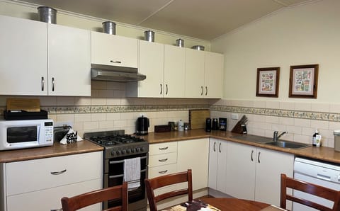 Deluxe Cottage, 3 Bedrooms, 2 Bathrooms | Private kitchen | Full-size fridge, microwave, oven, stovetop