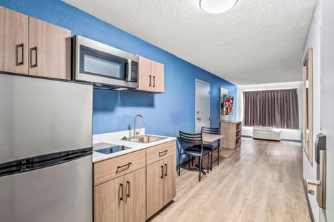 Full-size fridge, microwave, stovetop, coffee/tea maker