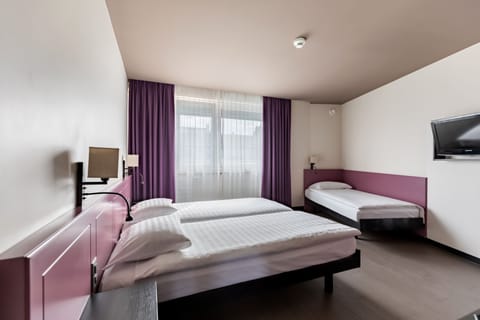 Triple - 1 | In-room safe, desk, blackout drapes, soundproofing