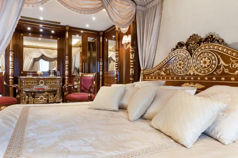 Suite, Lake View | Minibar, in-room safe, individually furnished, desk