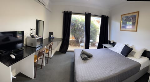 Queen Room | Desk, laptop workspace, iron/ironing board, free WiFi