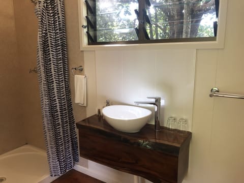 Deluxe Cottage, 1 King Bed, Balcony, Mountain View (Queen Cabin) | Bathroom | Shower, eco-friendly toiletries, towels, soap