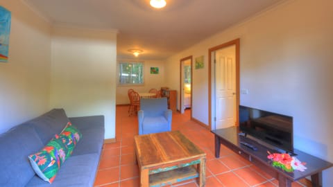 Family Suite, 2 Bedrooms, Non Smoking, Kitchen (Family Cottage) | Living area | 60-cm flat-screen TV with satellite channels, TV