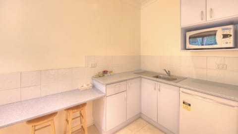 Standard Suite, 1 Bedroom, Non Smoking, Kitchenette (Apartment) | Private kitchen | Fridge, microwave, stovetop, coffee/tea maker