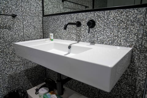 Deluxe Studio Suite | Bathroom | Shower, free toiletries, hair dryer, towels