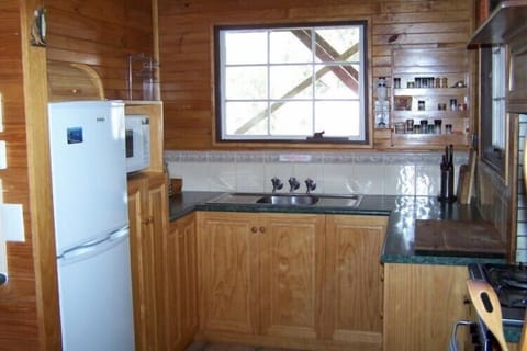 Cottage, 3 Bedrooms | Private kitchen | Full-size fridge, microwave, oven, stovetop