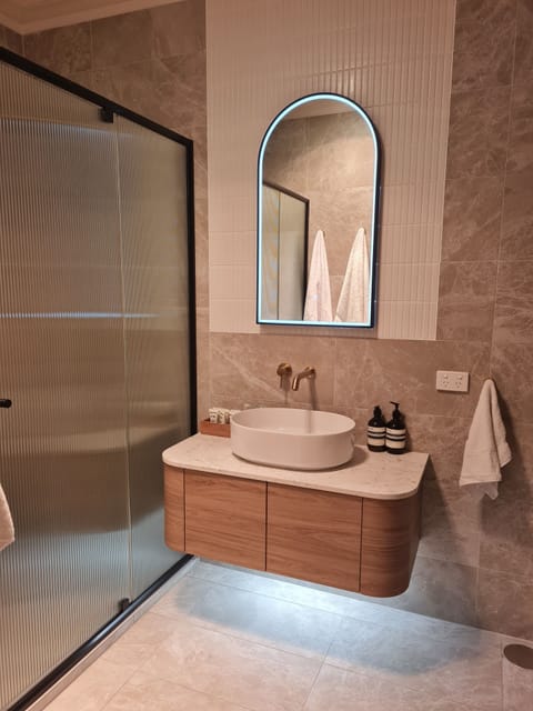 Standard Queen Room | Bathroom | Shower, hair dryer, towels