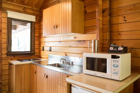 Standard Studio, Non Smoking, Kitchenette (Cosy Chalet) | Private kitchen | Fridge, stovetop, coffee/tea maker, electric kettle