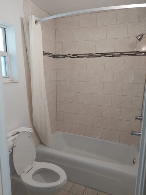 Combined shower/tub, free toiletries, hair dryer, towels