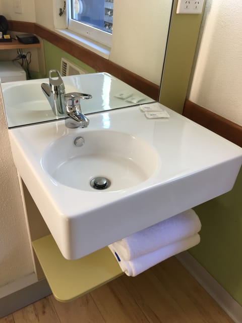 Bathroom sink