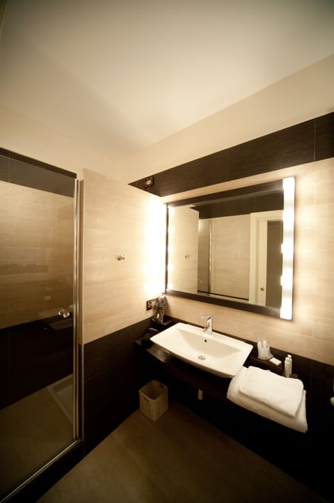 Suite (Lavinia, view on Juliet's Balcony) | Bathroom | Shower, rainfall showerhead, designer toiletries, hair dryer