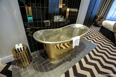 Bank Managers Suite  | Deep soaking bathtub