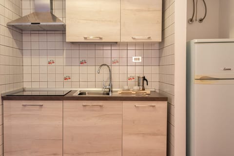 Studio | Private kitchenette | Fridge, microwave, stovetop, electric kettle