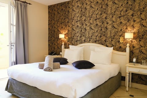 Deluxe Double Room | Minibar, in-room safe, desk, iron/ironing board