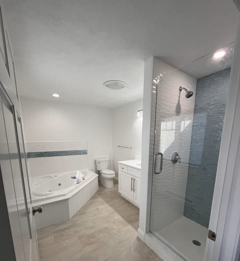 King Jacuzzi Deck | Bathroom | Combined shower/tub, hair dryer, towels