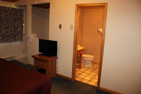 Room, Whirlpool, Lake View | Laptop workspace, free WiFi, bed sheets