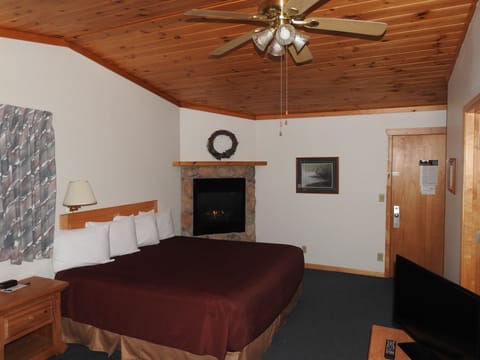 Room, Whirlpool, Fireplace, Lake View | Laptop workspace, free WiFi, bed sheets