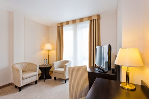 Double Room | Living area | 32-inch LCD TV with satellite channels, TV