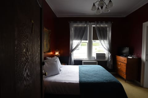 Superior Room, 1 Queen Bed, Non Smoking, Ensuite | Egyptian cotton sheets, premium bedding, down comforters, pillowtop beds